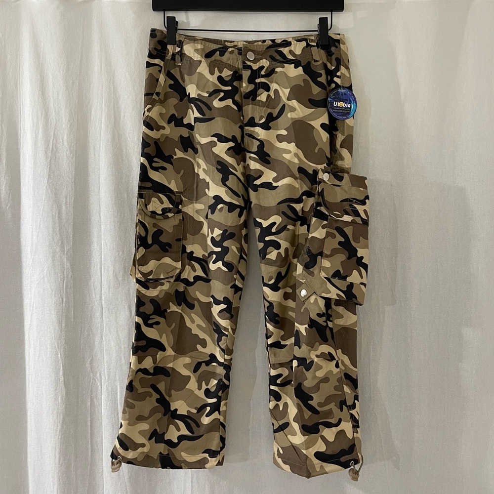 Utobia Cargo Pant in Black & Tan Camo Print Junior's Size 7